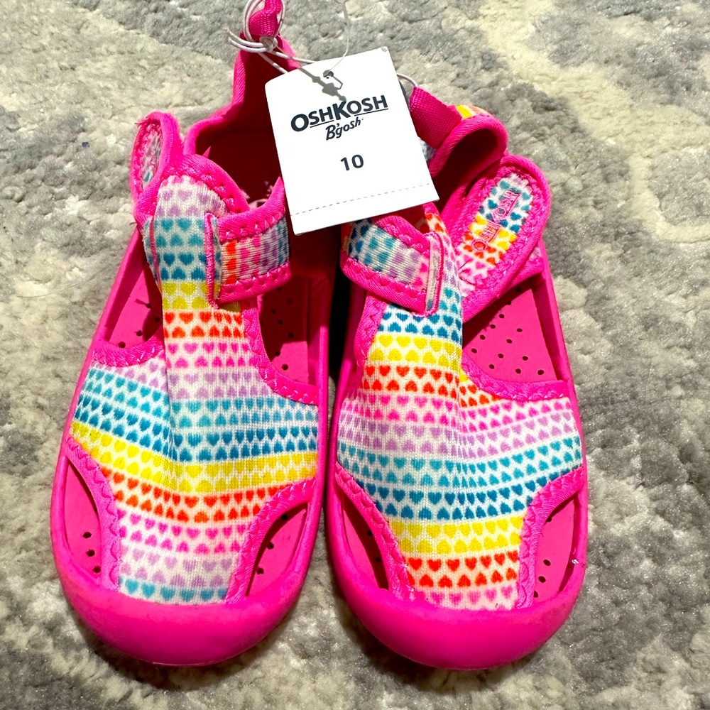Oshkosh water shoes size 10T.